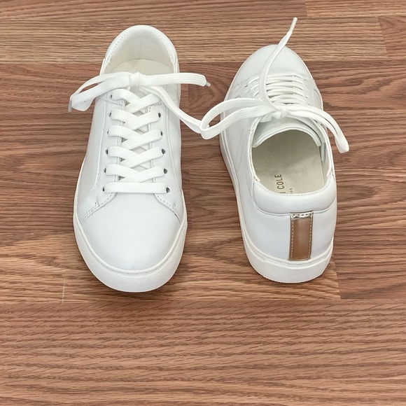 Kenneth Cole New York Shoes - Kenneth Cole New York Kam Lace Up Sneakers Size 5 White Leather w/ Gold Stripe